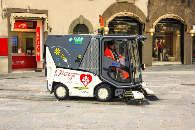 Eine Kehrmaschine ist ein mechanisches oder elektrisch betriebenes Gerät zur Reinigung von Bodenflächen, Gehwegen, Straßen oder großen Flächen.