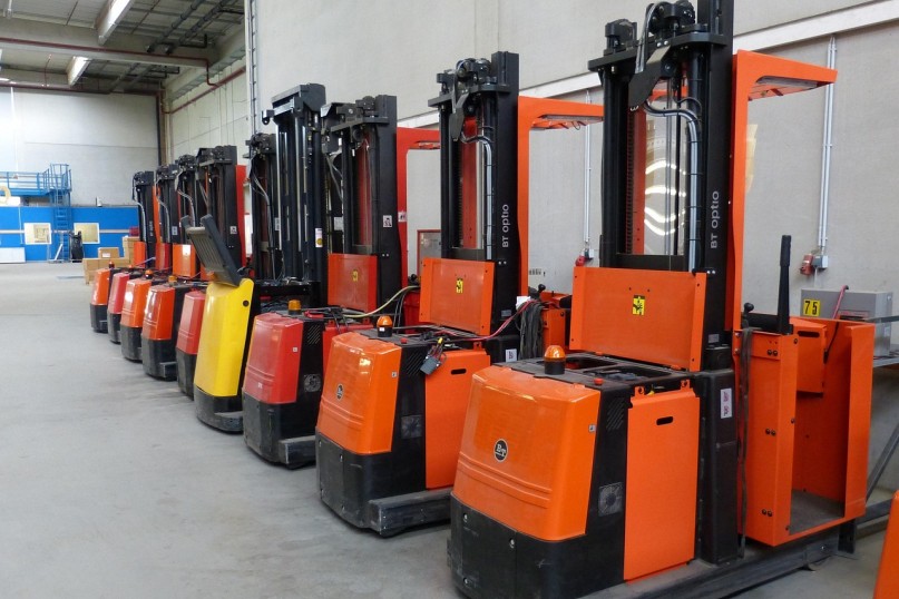 Eine Ladesäule ist eine strukturierte Einrichtung oder Station, die mehrere Ladepunkte oder Lademöglichkeiten für Elektrofahrzeuge bereitstellt.