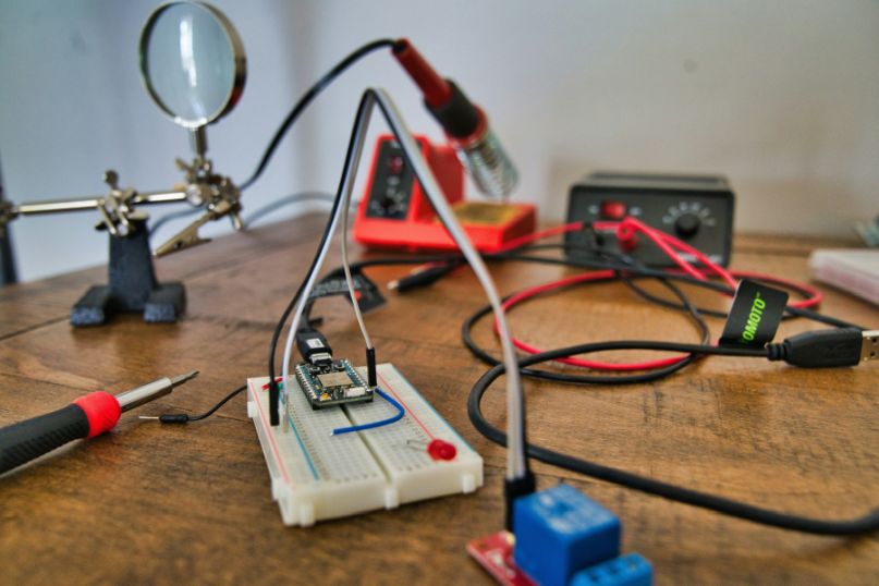 Leitfähigkeit ist eine fundamentale physikalische Eigenschaft von Materialien, die deren Fähigkeit beschreibt, elektrischen Strom, Wärme oder andere Formen von Energie zu transportieren.