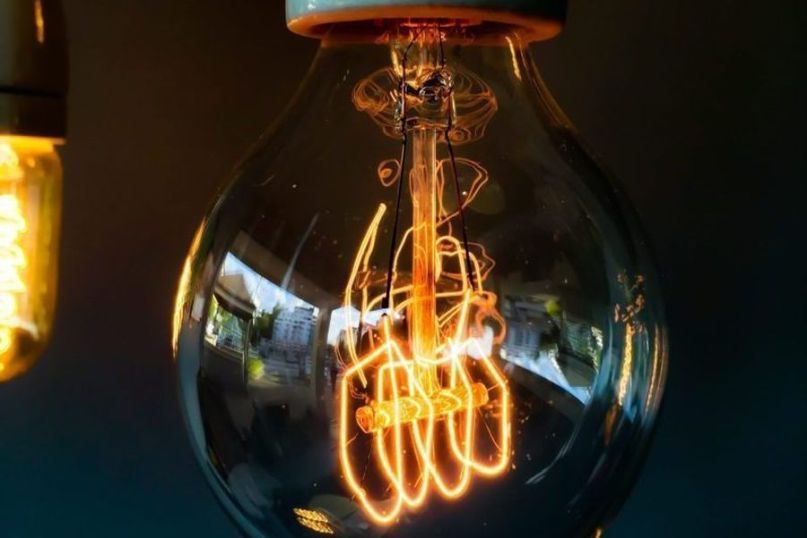 Eine Lichtquelle ist ein Gerät oder eine Vorrichtung, die Licht erzeugt oder emittiert. Eine Lichtquelle ist ein Gerät oder eine Vorrichtung, die Licht erzeugt oder emittiert.