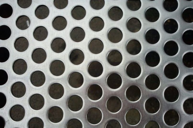 Ein Lochblech ist ein flaches Metallblech mit Löchern in regelmäßigen oder unregelmäßigen Abständen.