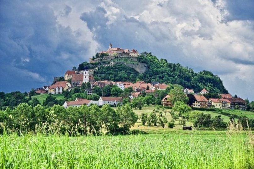 Die Makrolage beschreibt die großräumige Umgebung einer Immobilie oder eines Grundstücks und umfasst Faktoren wie die geografische Lage, das wirtschaftliche Umfeld, die Verkehrsanbindung sowie die demografische Entwicklung. Die Makrolage beschreibt die großräumige Umgebung einer Immobilie oder eines Grundstücks und umfasst Faktoren wie die geografische Lage, das wirtschaftliche Umfeld, die Verkehrsanbindung sowie die demografische Entwicklung.