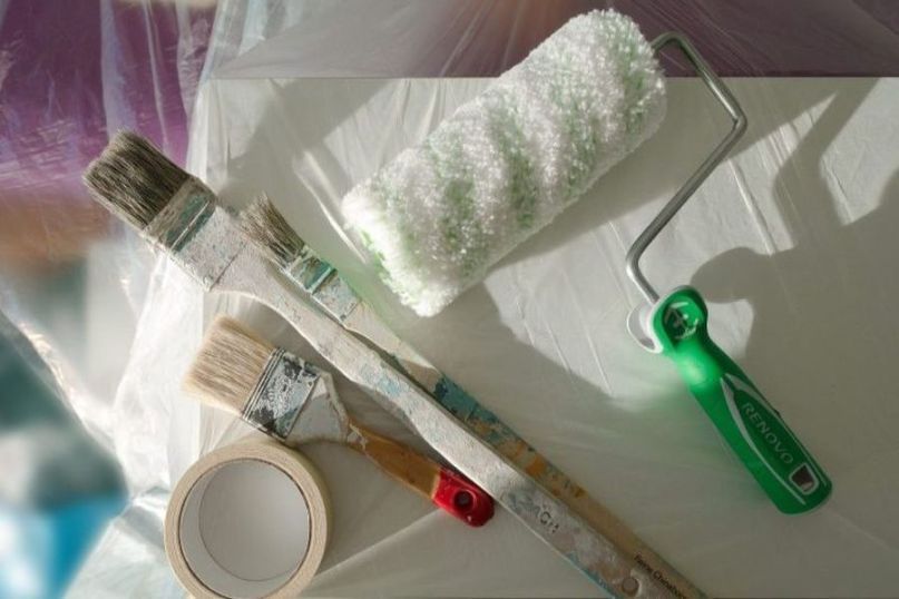 Ein Maler ist ein vielseitiger Künstler oder Handwerker, der sich auf die Anwendung von Farben und anderen Beschichtungen auf verschiedenen Oberflächen spezialisiert hat. Ein Maler ist ein vielseitiger Künstler oder Handwerker, der sich auf die Anwendung von Farben und anderen Beschichtungen auf verschiedenen Oberflächen spezialisiert hat.