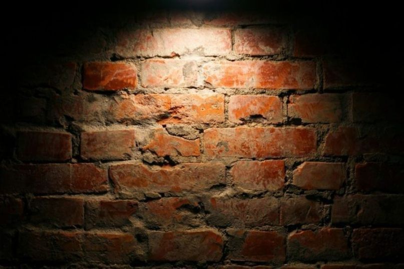 Eine Mauer ist eine vertikale Struktur, die dazu dient, Räume zu begrenzen, zu schützen oder abzuschließen.