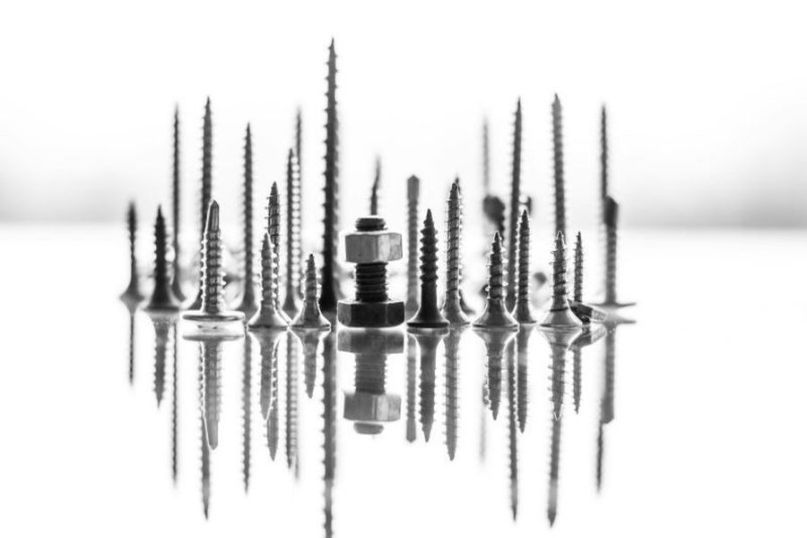 Ein Nagel ist ein kleiner Stift oder Stab aus Metall, der zum Befestigen von Gegenständen verwendet wird, indem er in eine Oberfläche wie Holz, Metall oder Beton eingeschlagen wird. Ein Nagel ist ein kleiner Stift oder Stab aus Metall, der zum Befestigen von Gegenständen verwendet wird, indem er in eine Oberfläche wie Holz, Metall oder Beton eingeschlagen wird.
