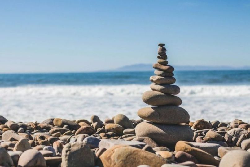 Ein Natursteinbelag bezieht sich auf eine Oberfläche, die aus natürlichen Gesteinen wie Marmor, Granit, Schiefer oder Kalkstein besteht und zur Abdeckung von Böden, Wänden oder anderen Oberflächen verwendet wird. Ein Natursteinbelag bezieht sich auf eine Oberfläche, die aus natürlichen Gesteinen wie Marmor, Granit, Schiefer oder Kalkstein besteht und zur Abdeckung von Böden, Wänden oder anderen Oberflächen verwendet wird.