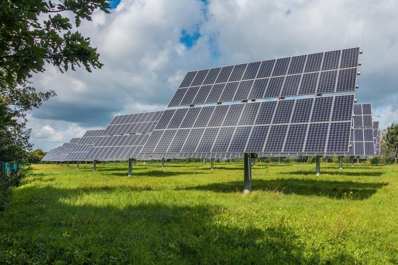 Eine PV-Anlage ist eine Photovoltaik-Anlage, die Sonnenlicht in elektrische Energie umwandelt. Eine PV-Anlage ist eine Photovoltaik-Anlage, die Sonnenlicht in elektrische Energie umwandelt.
