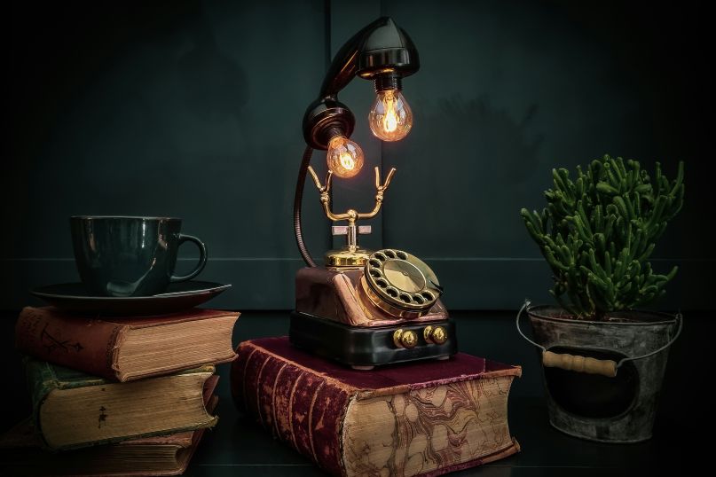 Retro bezieht sich auf einen nostalgischen oder rückblickenden Stil oder Trend, der sich auf vergangene Zeiten oder vergangene Designs bezieht. Retro bezieht sich auf einen nostalgischen oder rückblickenden Stil oder Trend, der sich auf vergangene Zeiten oder vergangene Designs bezieht.