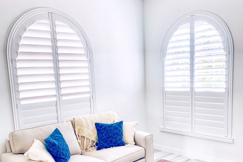 Ein Schrägrollladen ist eine spezialisierte Bauform eines Rollladens, der speziell für nicht-rechtwinklige Fensteröffnungen wie Dreiecksfenster, Trapezfenster oder andere geometrisch komplexe Fensterformen konzipiert wurde.