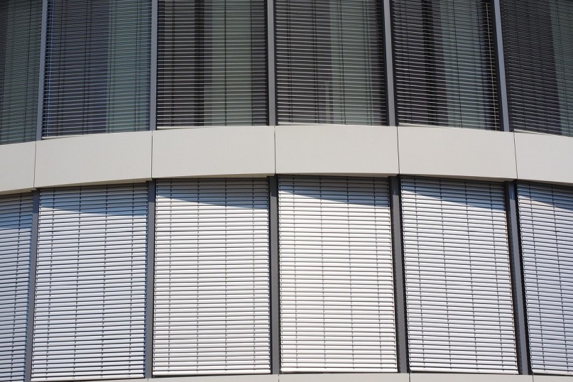 Hitzeschutz bezeichnet eine technische Maßnahme oder ein Bauteil, das dazu dient, Räume, Gebäude oder Gegenstände vor übermäßiger Wärmeentwicklung durch Sonneneinstrahlung oder andere Wärmequellen zu schützen.