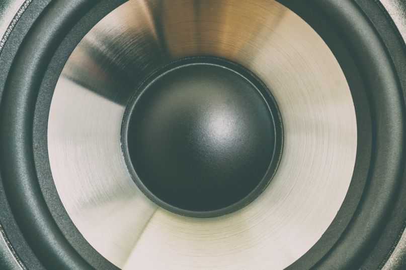 Die Schallübertragung beschreibt die Ausbreitung von Schallwellen in einem Medium.