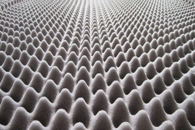 Schallwellen sind Wellen von akustischen Druckschwankungen, die sich durch verschiedene Medien wie Luft, Wasser oder Feststoffe ausbreiten und als Schall, Klang oder Ton wahrgenommen werden.