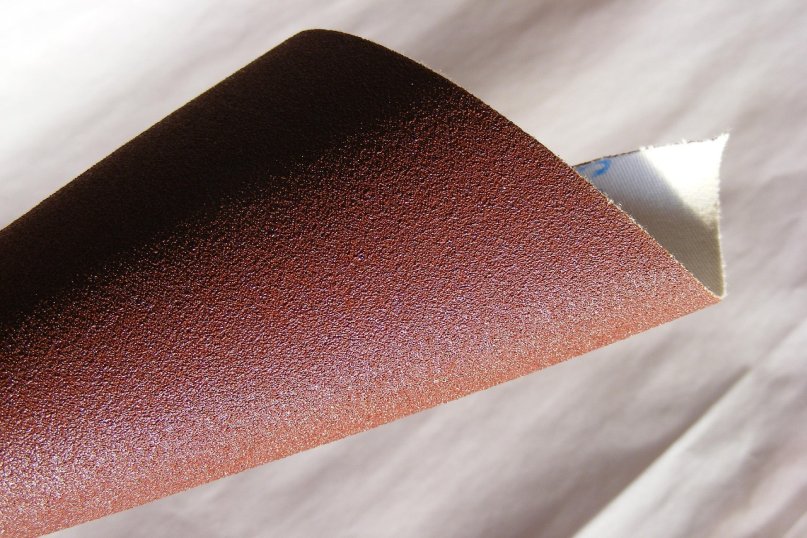 Schleifpapier ist ein g&auml;ngiges Schleifmittel, bestehend aus einem Tr&auml;germaterial wie Papier oder Gewebe, auf dem abrasive K&ouml;rner aufgebracht sind.