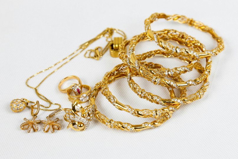 Schmuck umfasst dekorative Objekte, die hauptsächlich zur Zierde oder als Ausdruck von Stil, Kultur und Persönlichkeit getragen werden. Schmuck umfasst dekorative Objekte, die hauptsächlich zur Zierde oder als Ausdruck von Stil, Kultur und Persönlichkeit getragen werden.