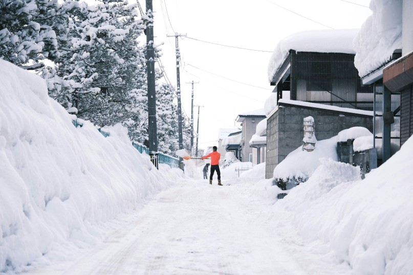Eine Schneeschaufel ist ein Werkzeug, das speziell dafür ausgelegt ist, Schnee von Flächen wie Gehwegen, Einfahrten oder Straßen zu entfernen.