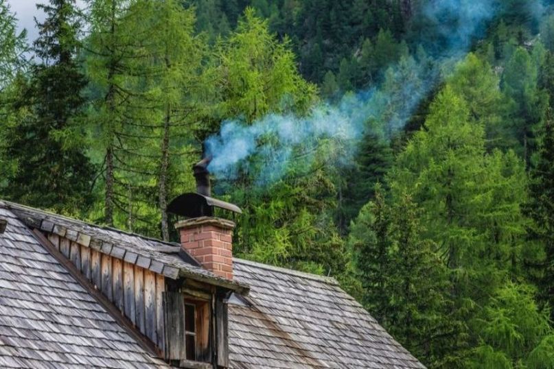Schornstein ist eine vertikale Struktur, die speziell entworfen ist, um Rauch, Gase und Verbrennungsprodukte von Feuerstätten wie Kaminen, Öfen oder industriellen Einrichtungen sicher nach außen zu leiten. Schornstein ist eine vertikale Struktur, die speziell entworfen ist, um Rauch, Gase und Verbrennungsprodukte von Feuerstätten wie Kaminen, Öfen oder industriellen Einrichtungen sicher nach außen zu leiten.