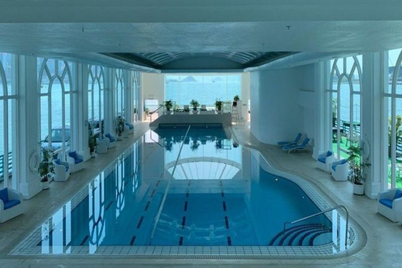Der Schwimmhallenbau umfasst den Bau von Hallen oder Gebäuden, die zum Schwimmen und anderen Wasseraktivitäten genutzt werden. Der Schwimmhallenbau umfasst den Bau von Hallen oder Gebäuden, die zum Schwimmen und anderen Wasseraktivitäten genutzt werden.
