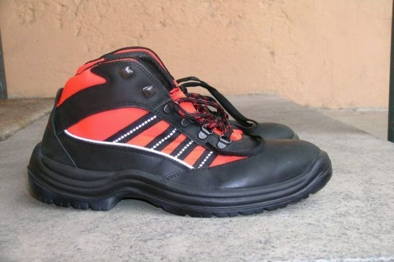 Sicherheitsschuhe sind spezielle Schuhe, die entwickelt wurden, um die Füße bei der Arbeit zu schützen. Sicherheitsschuhe sind spezielle Schuhe, die entwickelt wurden, um die Füße bei der Arbeit zu schützen.