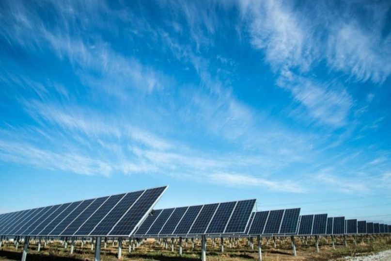 Solarenergie ist eine erneuerbare Energiequelle, die die Strahlungsenergie der Sonne nutzt, um sie in nutzbare Formen wie Elektrizität oder Wärme umzuwandeln.