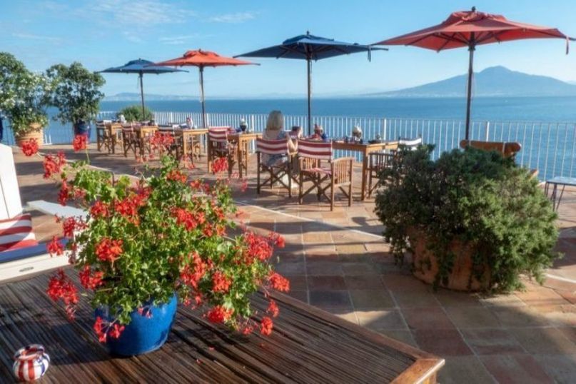 Ein Sonnenschirmständer ist eine essentielle Vorrichtung zur sicheren und stabilen Verankerung eines Sonnenschirms.