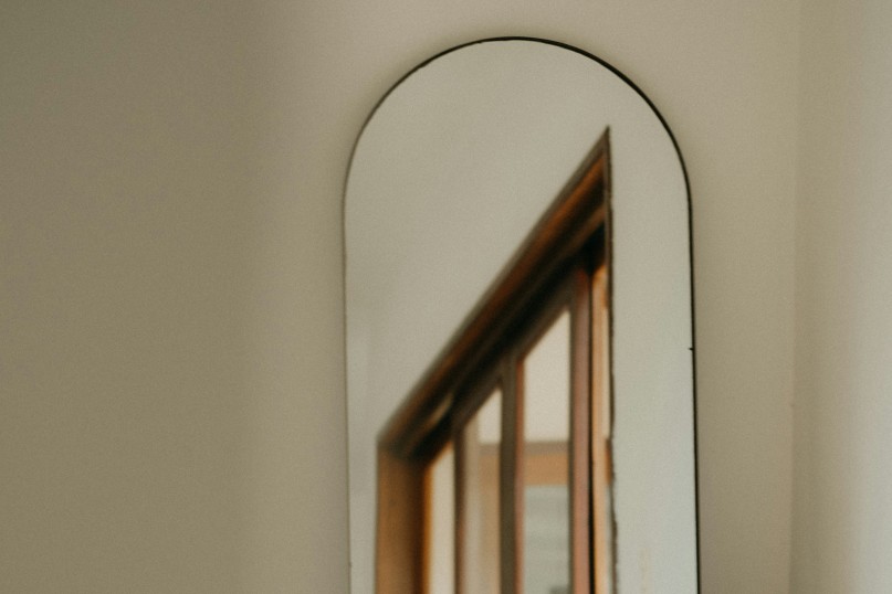 Ein Flurspiegel ist ein speziell für den Eingangsbereich oder Flur konzipierter Spiegel, der sowohl funktionale als auch ästhetische Zwecke erfüllt. Ein Flurspiegel ist ein speziell für den Eingangsbereich oder Flur konzipierter Spiegel, der sowohl funktionale als auch ästhetische Zwecke erfüllt.