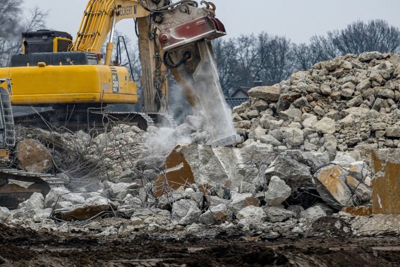Staub bezieht sich auf winzige Partikel, die durch Trocknen, Schleifen, Schneiden oder andere Arbeiten entstehen können.