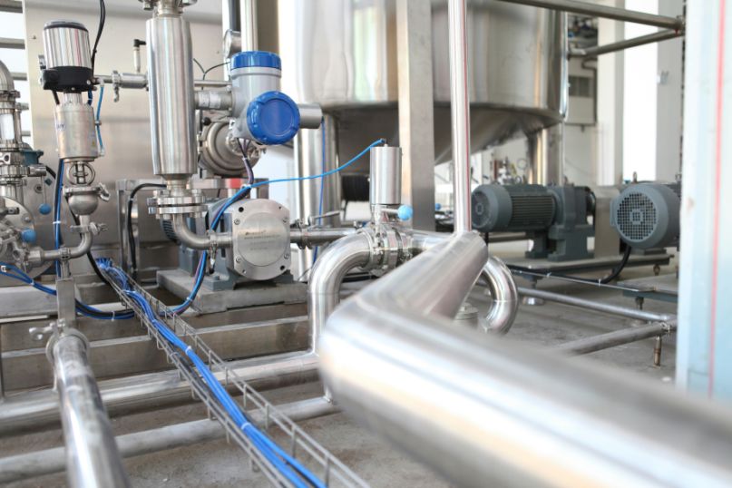Ein Steuerungssystem ist ein System, das dazu dient, den Betrieb oder die Leistung anderer Systeme zu regeln, zu überwachen oder anzupassen.