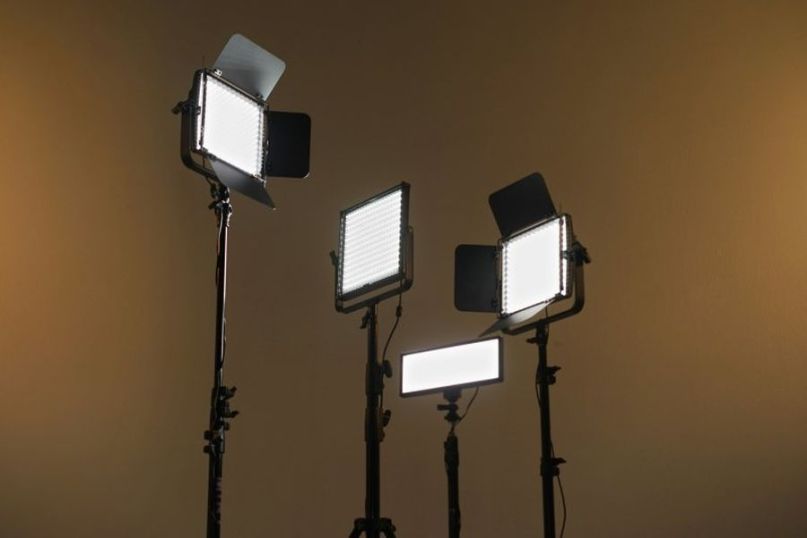 Ein Strahler ist eine Leuchte, die einen gebündelten Lichtstrahl erzeugt.