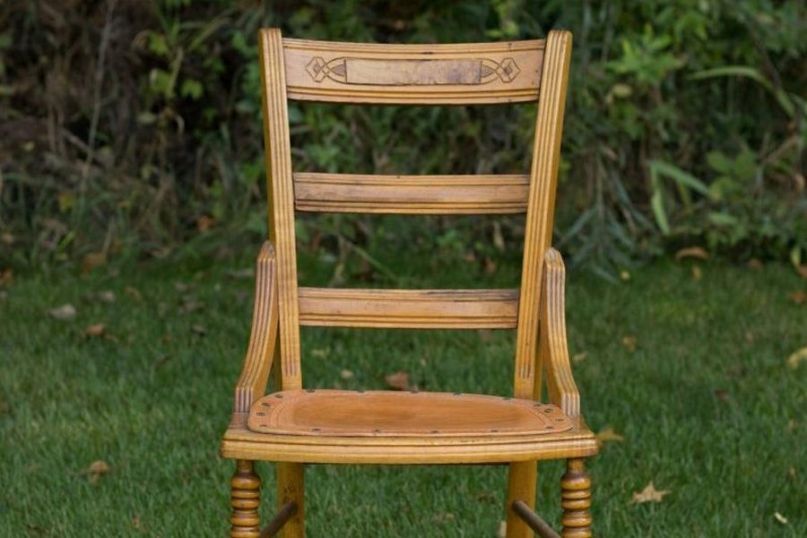Ein Stuhl ist eine Sitzgelegenheit, die aus einem Sitz, einer Rückenlehne und oft auch Armlehnen besteht. Ein Stuhl ist eine Sitzgelegenheit, die aus einem Sitz, einer Rückenlehne und oft auch Armlehnen besteht.