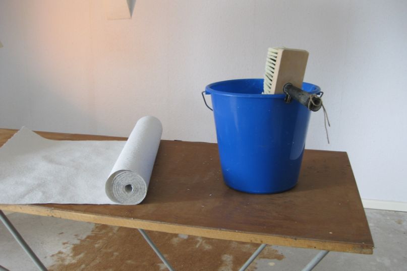 Tapetenkleister ist eine spezielle Klebemasse, die zum Anbringen von Tapeten auf Wänden verwendet wird. Tapetenkleister ist eine spezielle Klebemasse, die zum Anbringen von Tapeten auf Wänden verwendet wird.