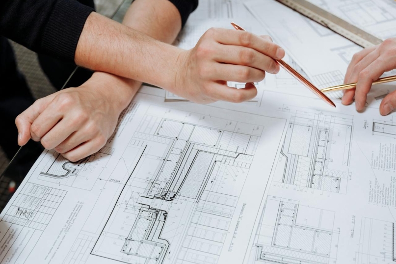 Die Teilnahme an öffentlichen Ausschreibungen bezeichnet den formellen Prozess, durch den sich Unternehmen aktiv in ein Vergabeverfahren einbringen und um einen öffentlichen Auftrag bewerben.