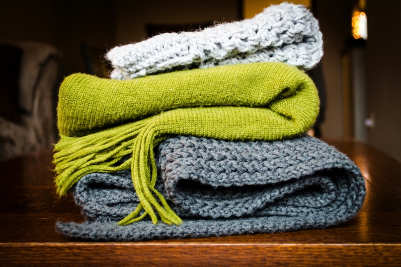 Ein Textil ist ein flexibles Material, das aus natürlichen oder künstlichen Fasern hergestellt wird.
