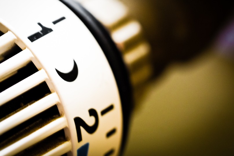Ein Thermostat ist ein Gerät oder eine Komponente, die zur Regelung und Steuerung der Temperatur in einem Raum, einem Gebäude oder einem System verwendet wird. Ein Thermostat ist ein Gerät oder eine Komponente, die zur Regelung und Steuerung der Temperatur in einem Raum, einem Gebäude oder einem System verwendet wird.
