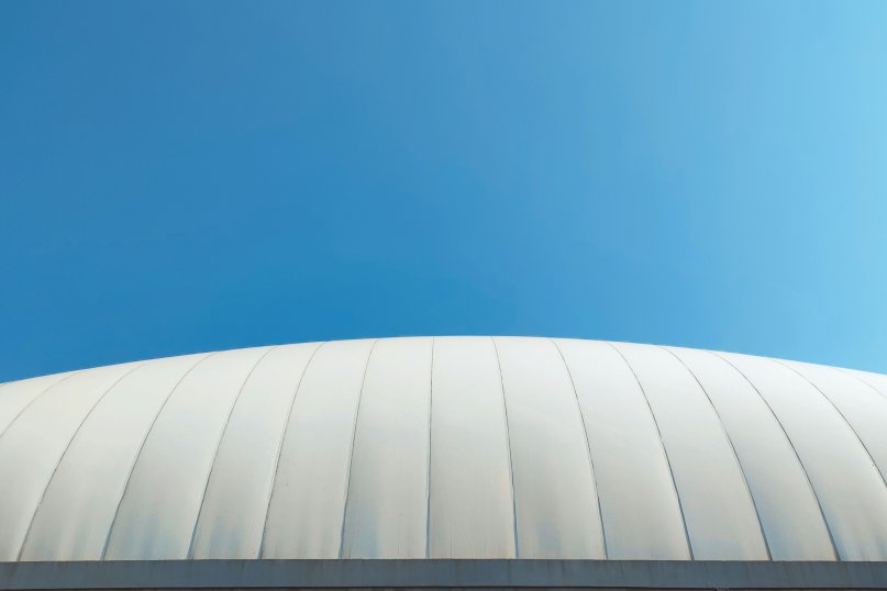 Ein Hallensystem beschreibt die technische, konstruktive und funktionale Gesamtl&ouml;sung eines Hallengeb&auml;udes oder einer modularen Hallenstruktur.