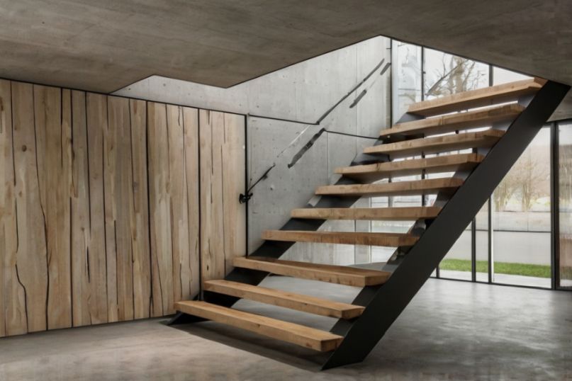 Eine Gitterroststufe ist eine strukturierte Treppenstufe, die aus einem Gitterrost besteht.