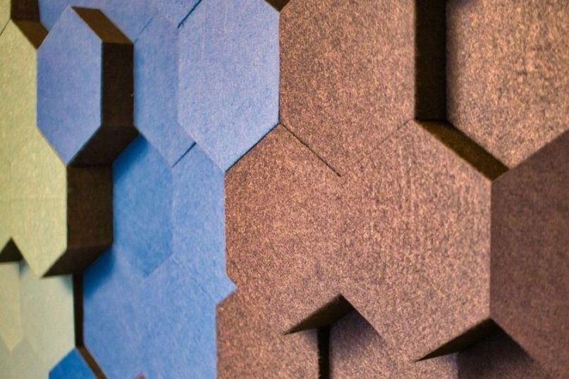 Eine Trittschalldämmung ist eine Schicht aus Materialien, die auf einem Boden oder einer Treppe installiert wird, um den Trittschall zu reduzieren.