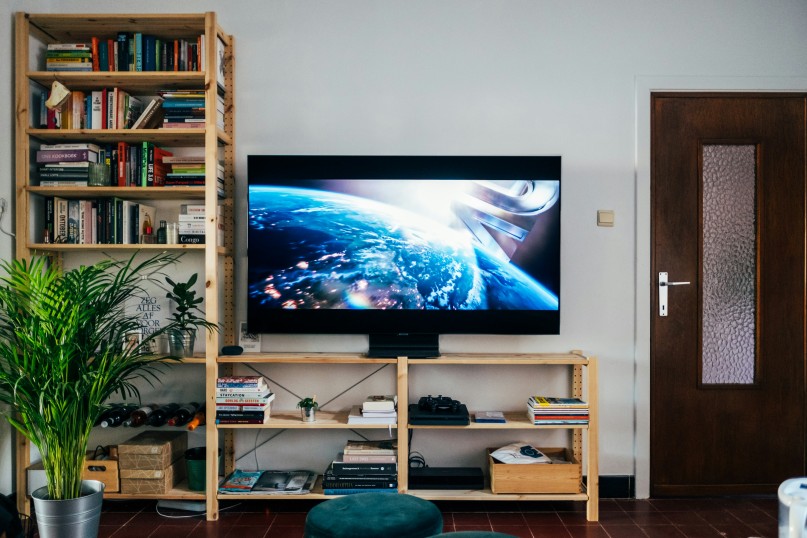 TV, kurz für Television oder Fernseher, bezeichnet ein elektronisches Gerät zur Wiedergabe von audiovisuellen Inhalten wie Filmen, Fernsehsendungen, Nachrichten oder Sportübertragungen. TV, kurz für Television oder Fernseher, bezeichnet ein elektronisches Gerät zur Wiedergabe von audiovisuellen Inhalten wie Filmen, Fernsehsendungen, Nachrichten oder Sportübertragungen.