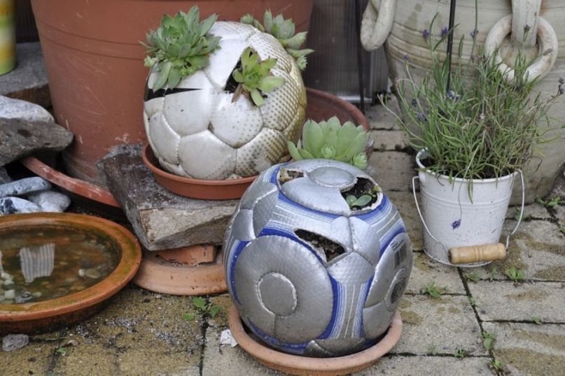 Upcycling beschreibt einen kreativen Prozess, bei dem Abfallmaterial oder Gebrauchtgegenstände in neuwertige oder wertvollere Objekte umgewandelt werden, anstatt sie zu entsorgen oder herkömmlich zu recyceln.