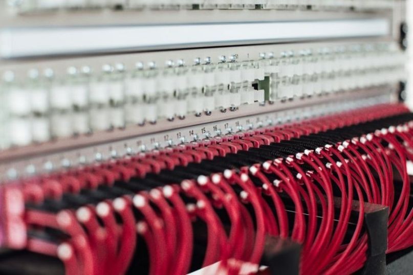 Verkabelung bezieht sich auf die Anordnung und Installation von Kabeln in einem System oder Gebäude. Verkabelung bezieht sich auf die Anordnung und Installation von Kabeln in einem System oder Gebäude.