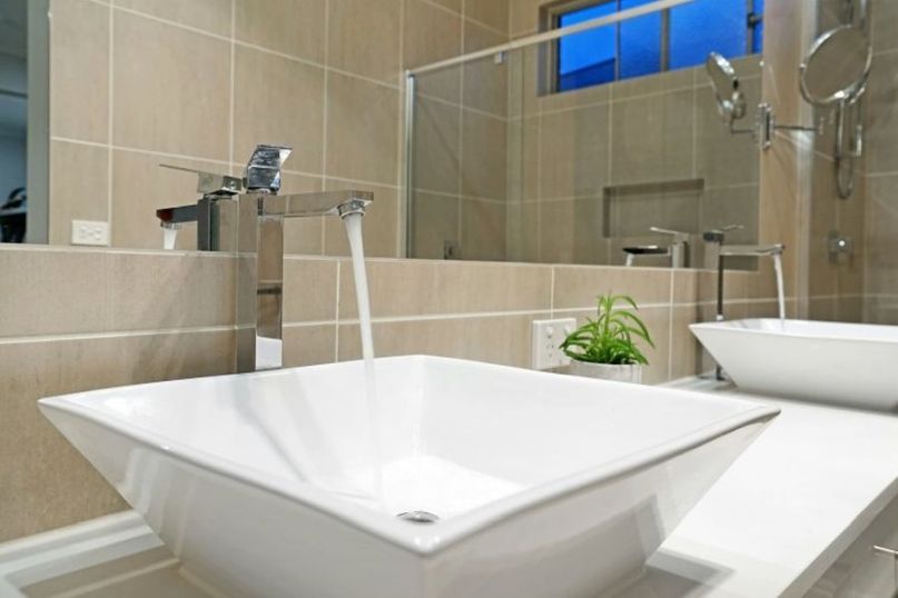Der Warmwasserbedarf gibt an, wie viel Warmwasser in einem Haushalt oder einem Gebäude benötigt wird. Der Warmwasserbedarf gibt an, wie viel Warmwasser in einem Haushalt oder einem Gebäude benötigt wird.