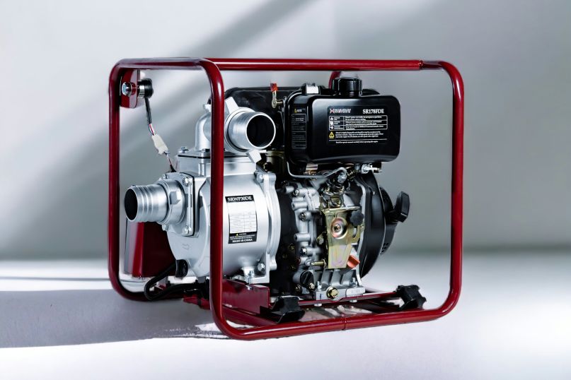 Eine Wasserpumpe ist eine spezialisierte Art von Pumpe, die speziell entwickelt wurde, um Wasser von einem Ort zum anderen zu bewegen. Eine Wasserpumpe ist eine spezialisierte Art von Pumpe, die speziell entwickelt wurde, um Wasser von einem Ort zum anderen zu bewegen.