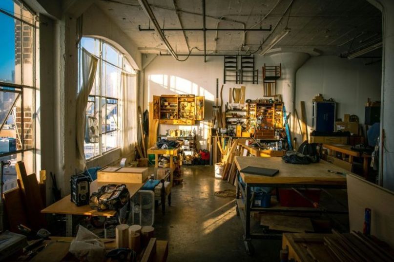 Eine Werkstatt ist ein spezieller Raum oder Ort, an dem handwerkliche Arbeiten, Reparaturen oder die Herstellung von Produkten stattfinden. Eine Werkstatt ist ein spezieller Raum oder Ort, an dem handwerkliche Arbeiten, Reparaturen oder die Herstellung von Produkten stattfinden.