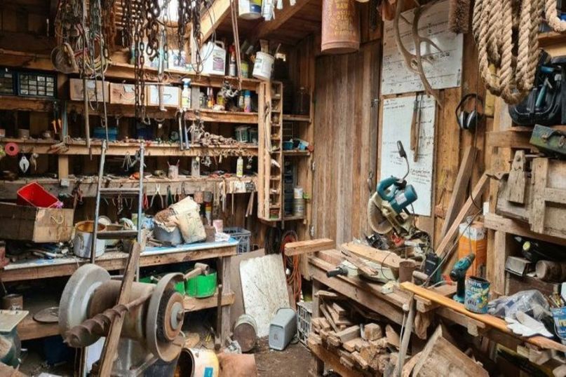 Werkstattorganisation bezieht sich auf die systematische Gestaltung und Verwaltung einer Werkstatt, um einen effizienten Arbeitsablauf, optimale Nutzung des Raums und eine geordnete Aufbewahrung der Werkzeuge und Materialien sicherzustellen.