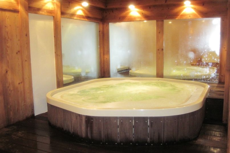Ein Whirlpool ist ein spezielles Wasserbecken oder eine Badewanne, die mit Düsen ausgestattet ist, um Wasser und Luft mit hohem Druck zu vermischen und dadurch eine massierende Wirkung zu erzielen. Ein Whirlpool ist ein spezielles Wasserbecken oder eine Badewanne, die mit Düsen ausgestattet ist, um Wasser und Luft mit hohem Druck zu vermischen und dadurch eine massierende Wirkung zu erzielen.
