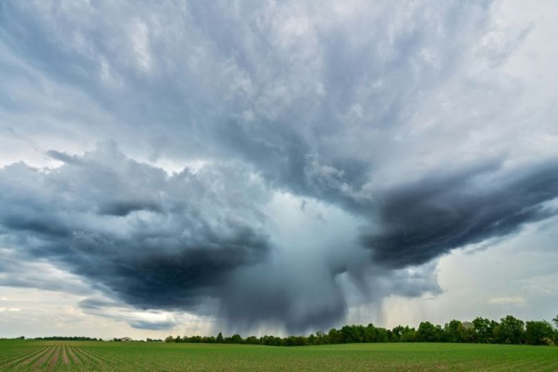 Wind ist eine fundamentale Bewegung der Luft in der Erdatmosphäre, die durch Unterschiede im Luftdruck entsteht. Wind ist eine fundamentale Bewegung der Luft in der Erdatmosphäre, die durch Unterschiede im Luftdruck entsteht.