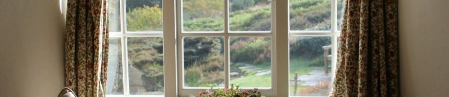 Die richtige Pflege von Holzfenstern: Tipps für Langlebigkeit und Ästhetik